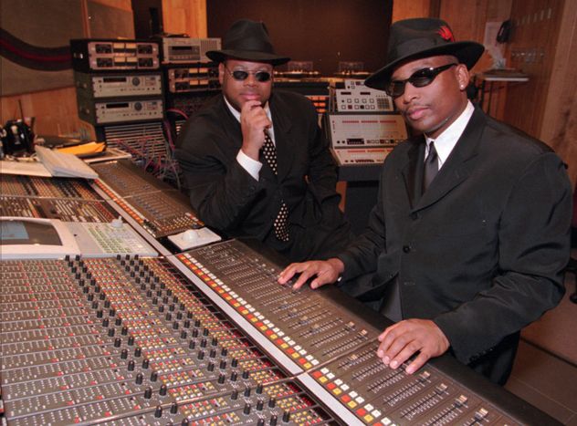 Los productores Jimmy Jam y Terry Lewis en su estudio de grabación.