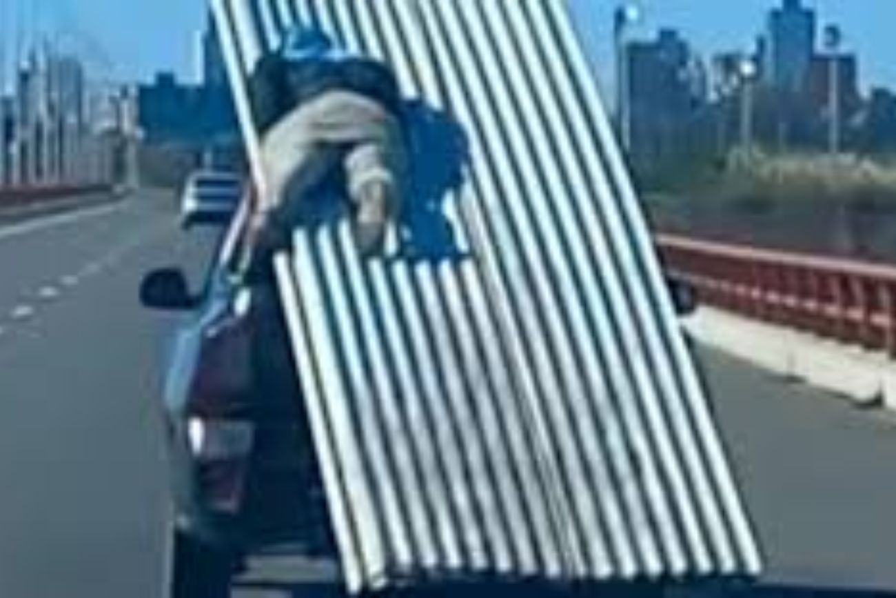 Peligro en la autopista Santa Fe-Rosario: un hombre viajó sobre una carga de chapas