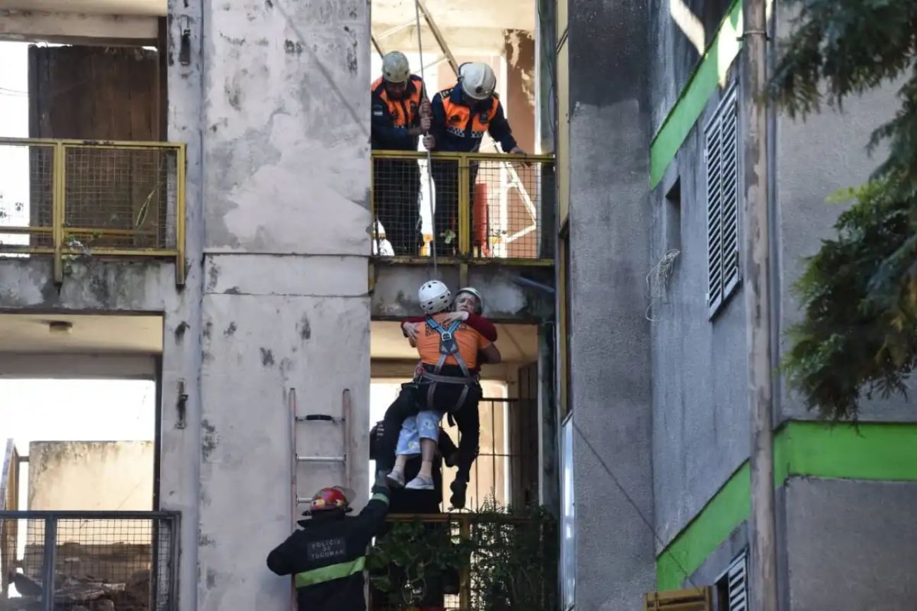 Derrumbe: rescataron a dos adultos mayores tras el colapso de un techo