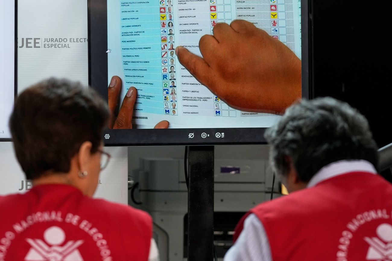 Designados del Jurado Electoral Especial recontaron las boletas emitidas en las elecciones generales de 2026, en Lima, Perú, el miércoles 29 de abril de 2026. (Martin Mejia)

