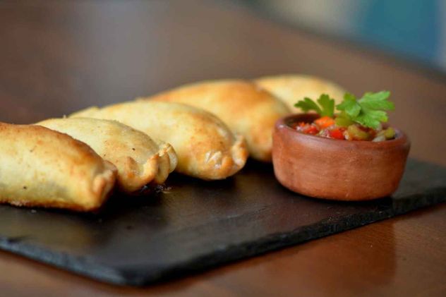 La receta de las auténticas empanadas argentinas, las de Doña Petrona. 