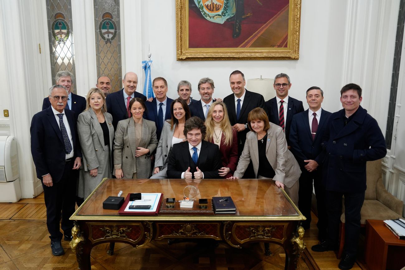 El presidente Javier Milei y toda la plana mayor del Gobierno bancaron al jefe de Gabinete, Manuel Adorni