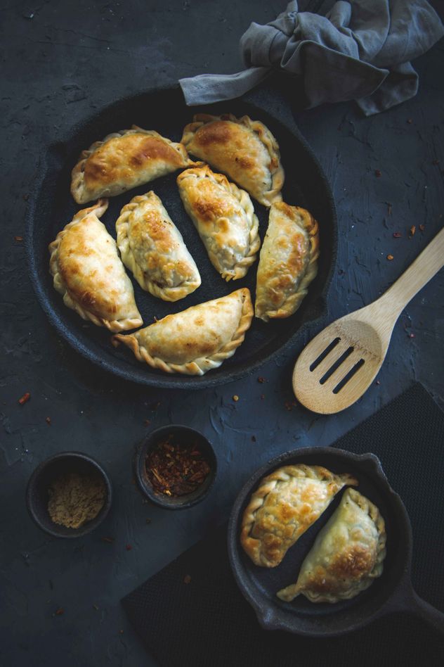 La receta de las auténticas empanadas argentinas, las de Doña Petrona. 