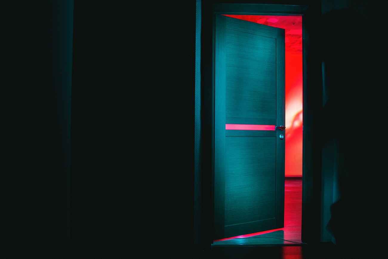 Las puertas que rozan al abrir o al cerrar es un problema que puede ser habitual en los hogares, generando molestia y desgaste. 