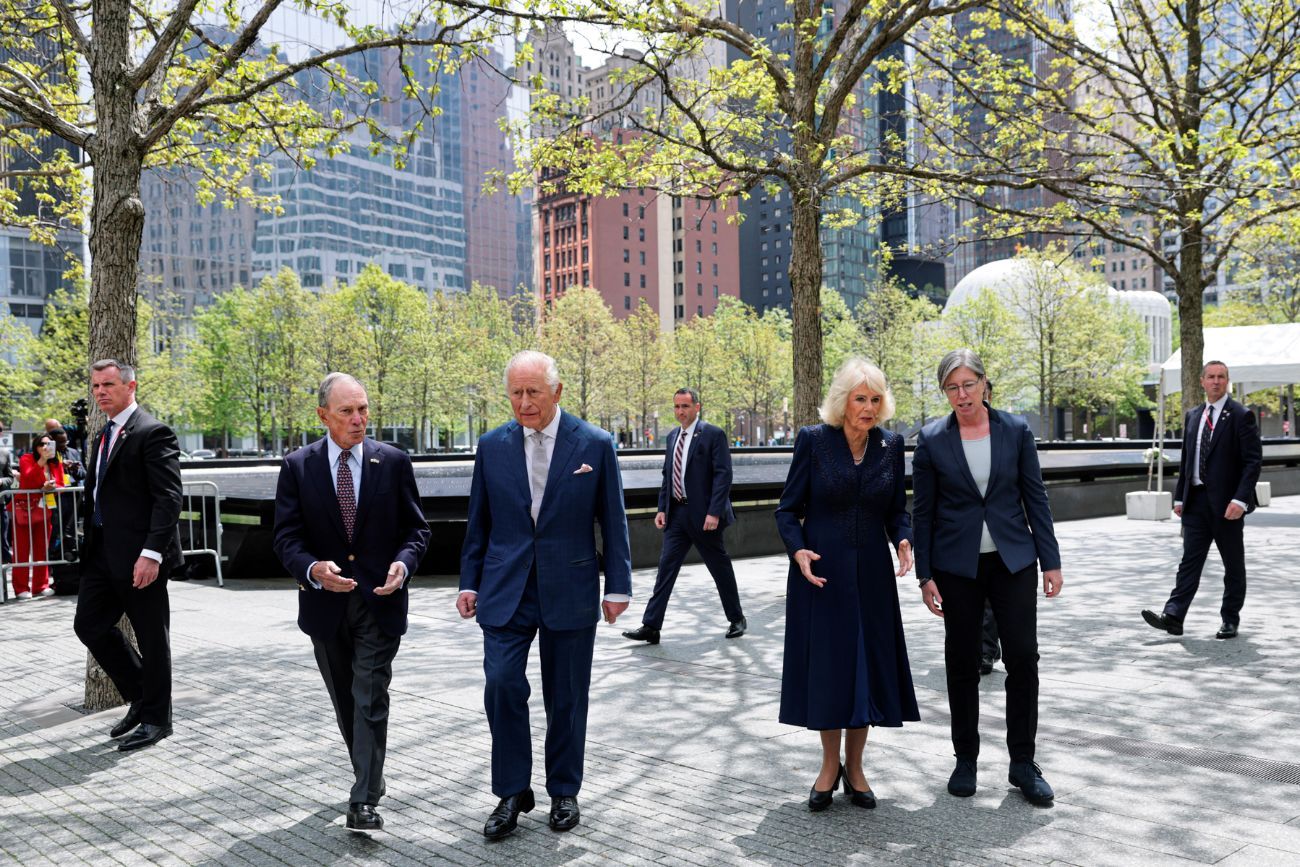El rey Carlos III de Gran Bretaña conversa con el exalcalde de la ciudad de Nueva York, Michael Bloomberg, durante su visita al Memorial del 11-S junto a la reina Camila, en el marco de su visita de Estado a Estados Unidos, en Nueva York, el miércoles 29 de abril de 2026. 