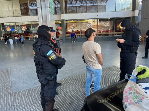 Córdoba: detuvieron a un hombre en la Terminal de Ómnibus y secuestraron droga en peajes