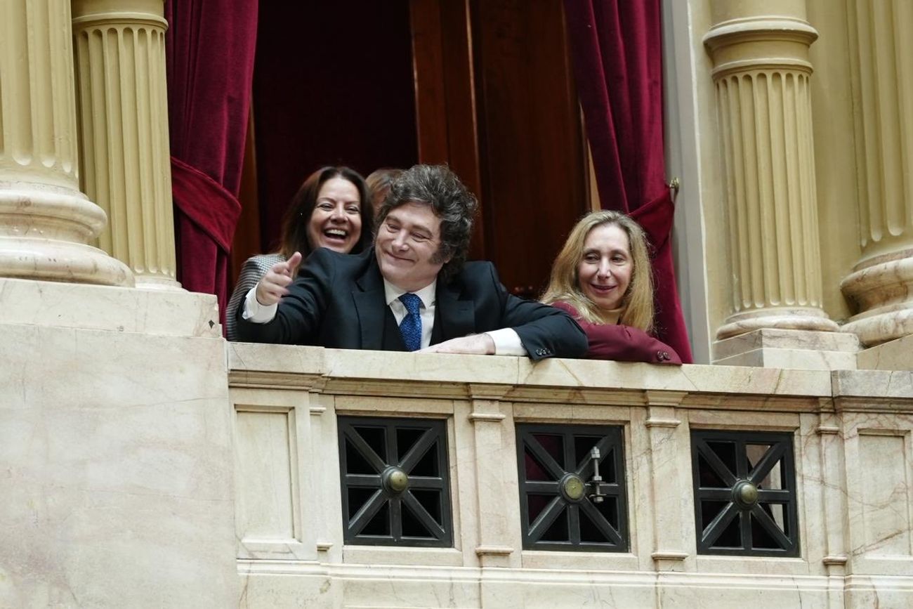 Milei en el Congreso, respaldando a Adorni.