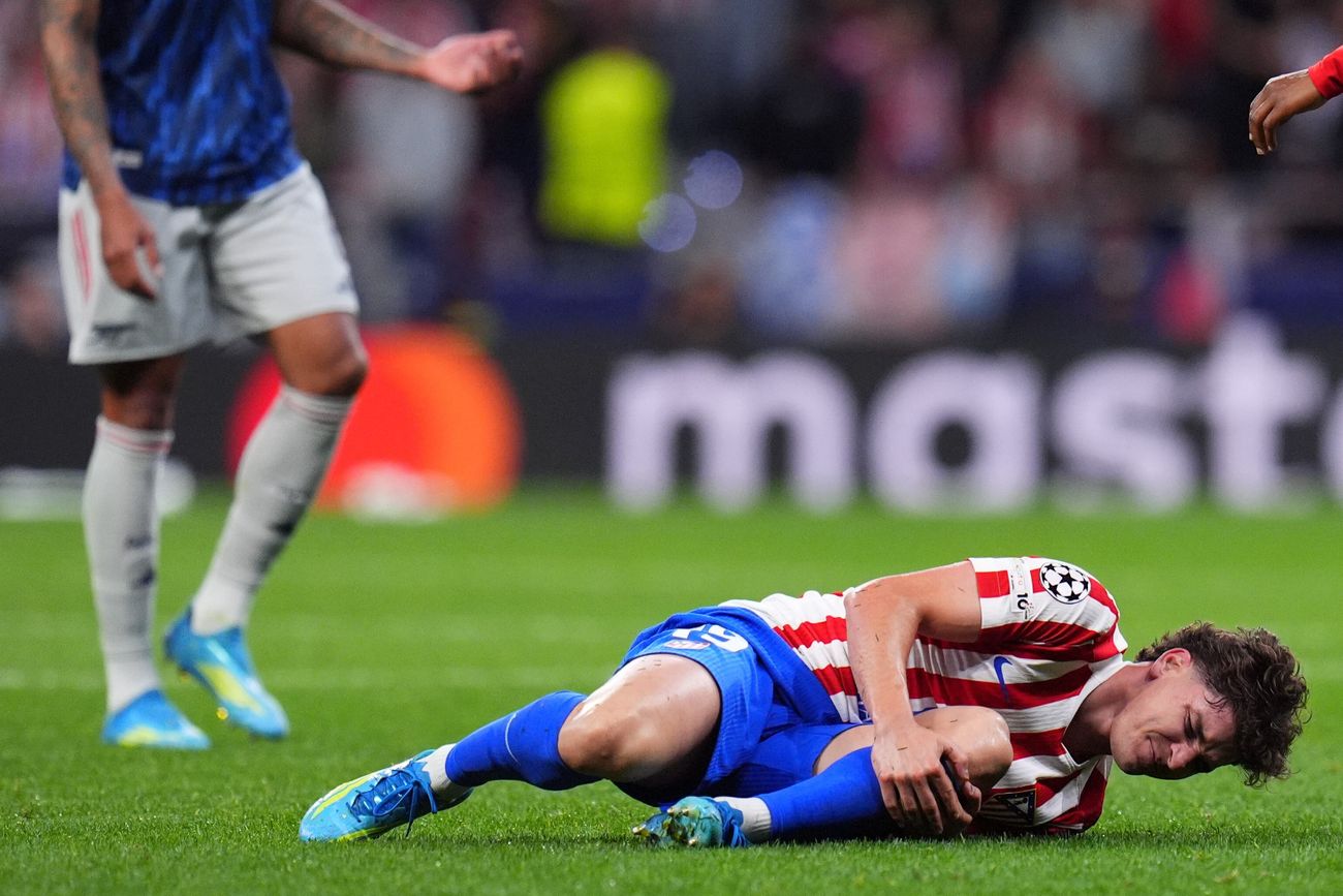 Alivio por Julián Álvarez: salió por un golpe en el partido del Atlético, pero no estaría lesionado