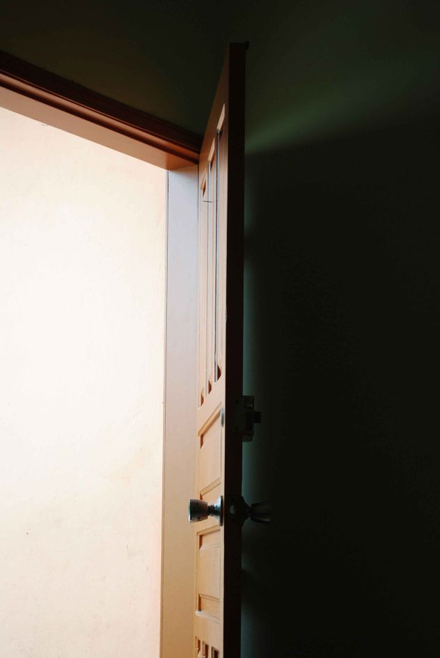 Las puertas que rozan al abrir o al cerrar es un problema que puede ser habitual en los hogares, generando molestia y desgaste. 