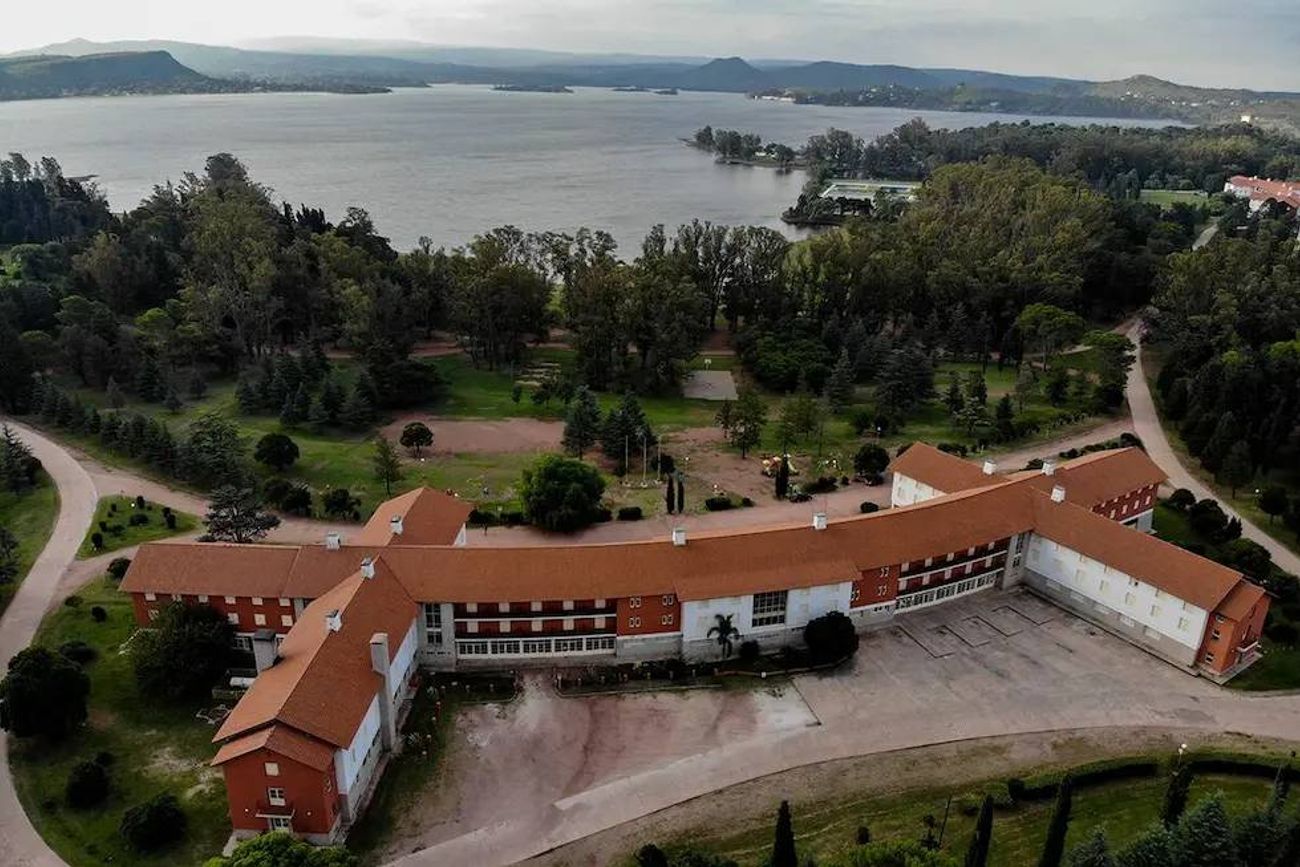 Hoteles estatales de Embalse: "La idea es venderlos y hacer además dos barrios privados"