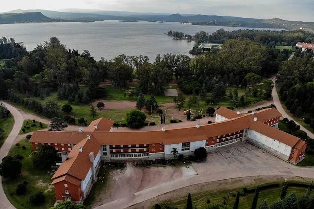 Embalse. Hoteles de la unidad turística estatal. 
