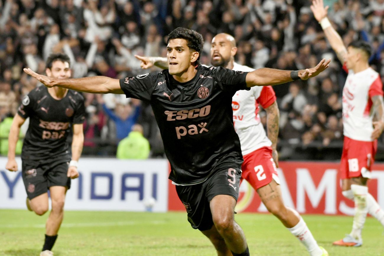 Platense venció 2-0 a Independiente Santa Fe por la Copa Libertadores. 