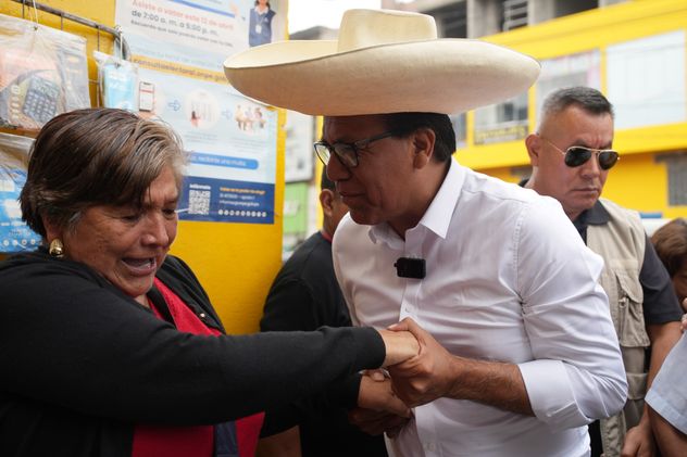 Roberto Sánchez, candidato presidencial del partido Juntos por el Perú, saluda a una mujer durante una visita a un mercado en Lima, Perú, el martes 21 de abril de 2026. (Guadalupe Pardo)