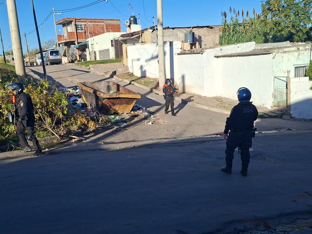 Oficiales de Córdoba llegan a la ruta 19, donde balearon a un policía durante una protesta por la muerte de Tomás Orihuela.