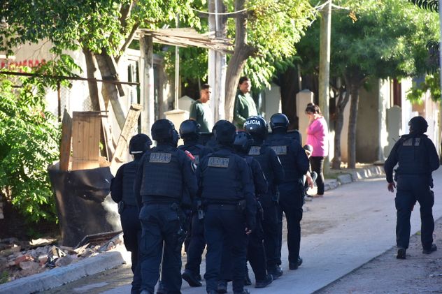 Operativo policial en barrio Bajo Pueyrredón por los disturbios ocurridos después de la muerte de Tomás Orihuela. 