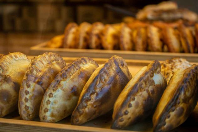 La receta de las auténticas empanadas argentinas, las de Doña Petrona. 