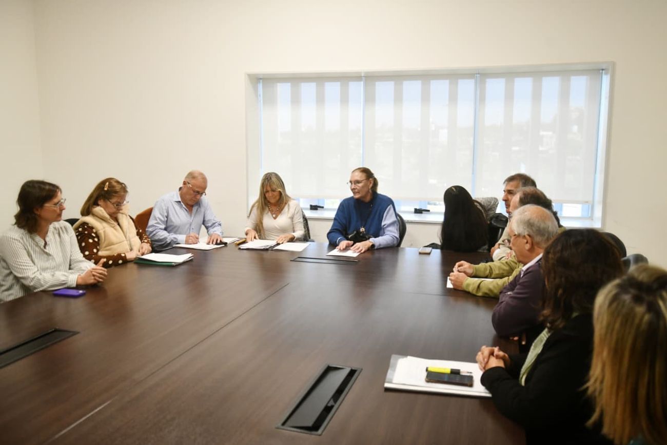 Un grupo de jubilados se con jubilados para pedir cambios previsionales. 