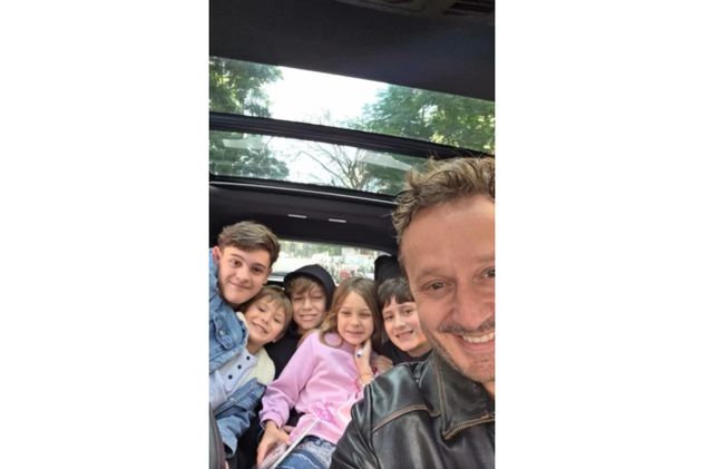 Benjamín Vicuña junto a sus hijos.