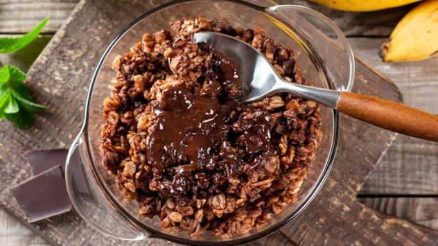 La avena horneada es una opción práctica y nutritiva que puede prepararse con pocos ingredientes y conservarse varios días en la heladera.