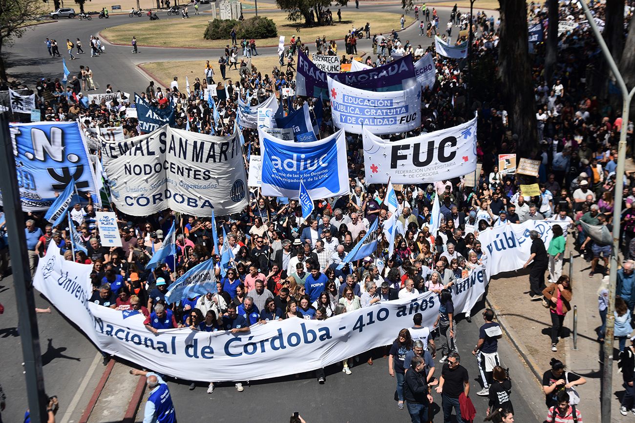 Marcha de la comunidad universitaria en Córdoba