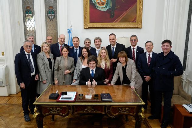 El presidente Javier Milei junto a miembros del Gabinete, en la previa de la presentación del Informe de Gestión del jefe de Gabinete, Manuel Adorni, ante el Congreso de la Nación.