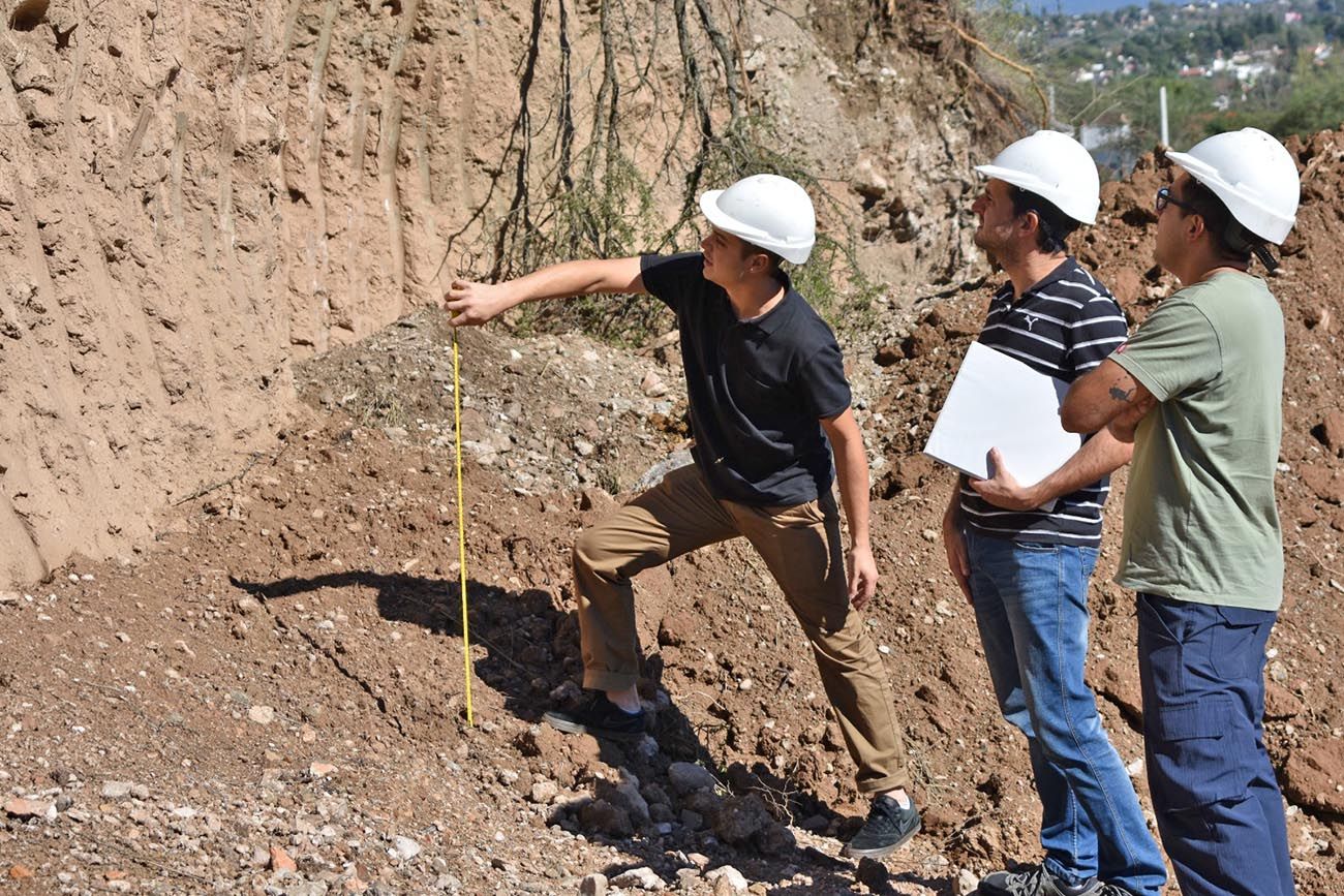 Si bien el concepto tierra es muy amplio, en el ambiente ingenieril se denomina suelo y se estudia su comportamiento desde el punto de vista mecánico e hidráulico.