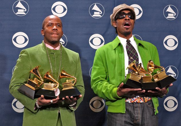 El dúo Outkast posa con sus estatuillas en la 46° ceremonia de los premios Grammy.