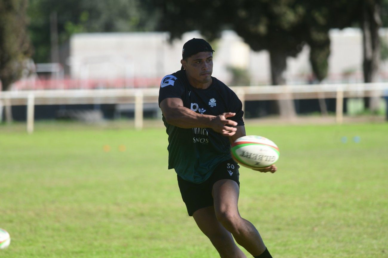 Agustín Segura, uno de los centros de Dogos XV, en uno de los entrenamientos en Jockey CC.