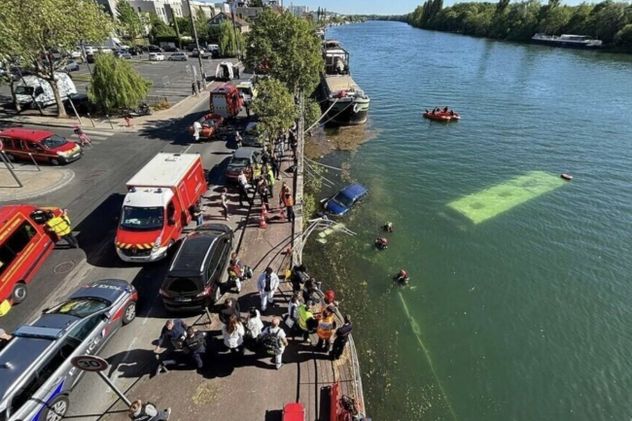 Un colectivo manejado por una aprendiz cayó al río Sena en París tras perder el control.