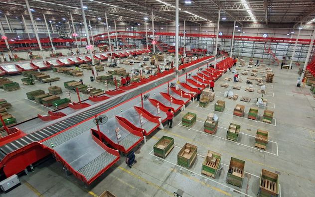CONSOLIDACIÓN. La tecnología de la nueva nave logística permite consolidar en un mismo proceso bultos de diferentes tamaños y fragilidad.
