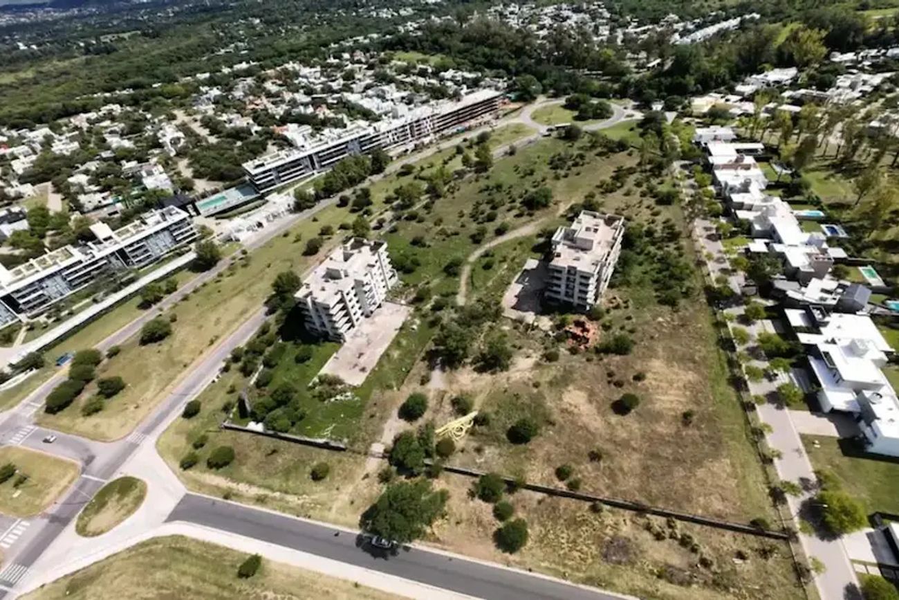 Vistas del Parque, uno de los desarrollos inconclusos de Euromayor, en Valle Escondido, sale a remate por segunda vez. (La Voz/Archivo)