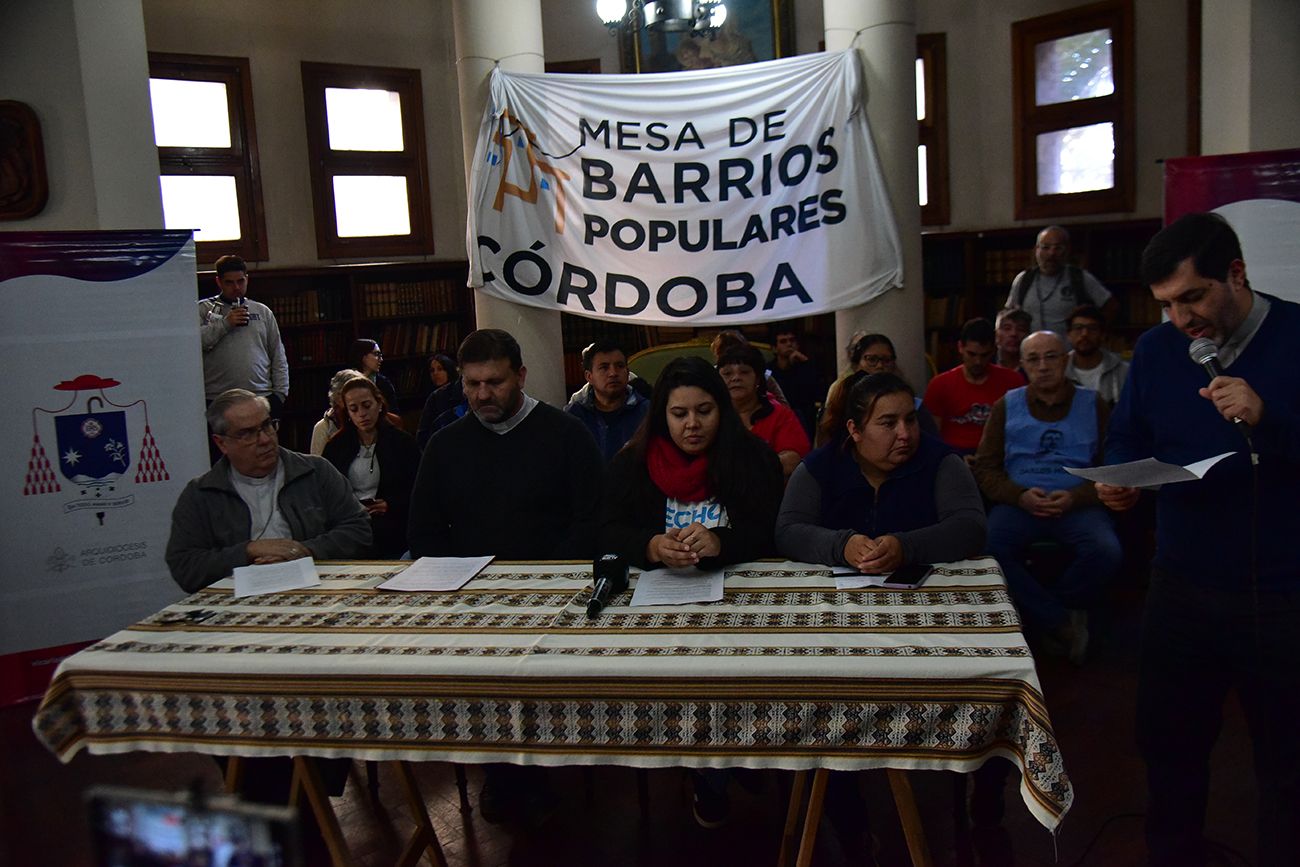 Conferencia de prensa en defensa de los barrios populares en el Arzobispado de Córdoba con la presencia del cardenal Ángel Rossi.