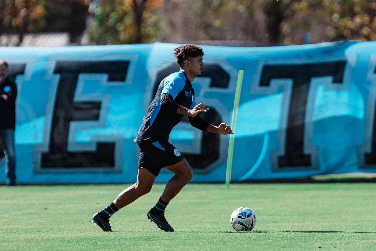Adrián Sánchez seguirá en la formación inicial del Pirata.