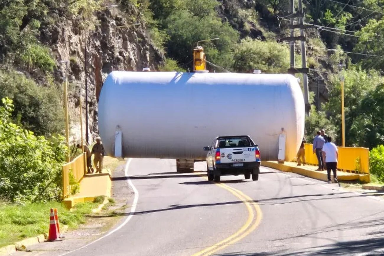 Ruta 4: un cargamento de gran altura bloqueó el tránsito tras no poder pasar por un puesto policial