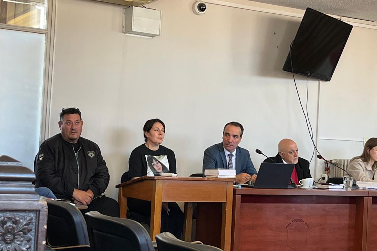 El juicio en los tribunales villamarienses, con la familia querellante, junto a su abogado y el fiscal. 