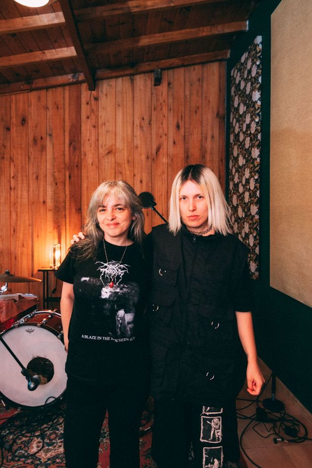 Mariana Enriquez junto a Nikkö.