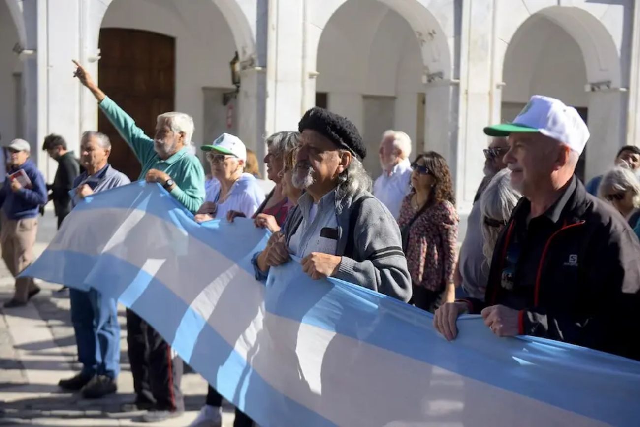 Movimientos sindicales decidieron anticipar la celebración del “Día del Trabajo” y se movilizan por las calles céntricas. (Archivo)