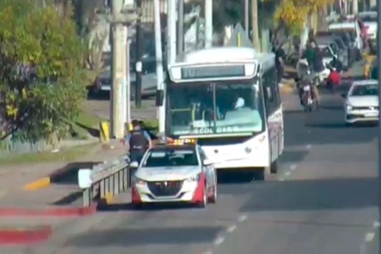 La mujer fue detenida tras ser controlada en el colectivo. (Policía)