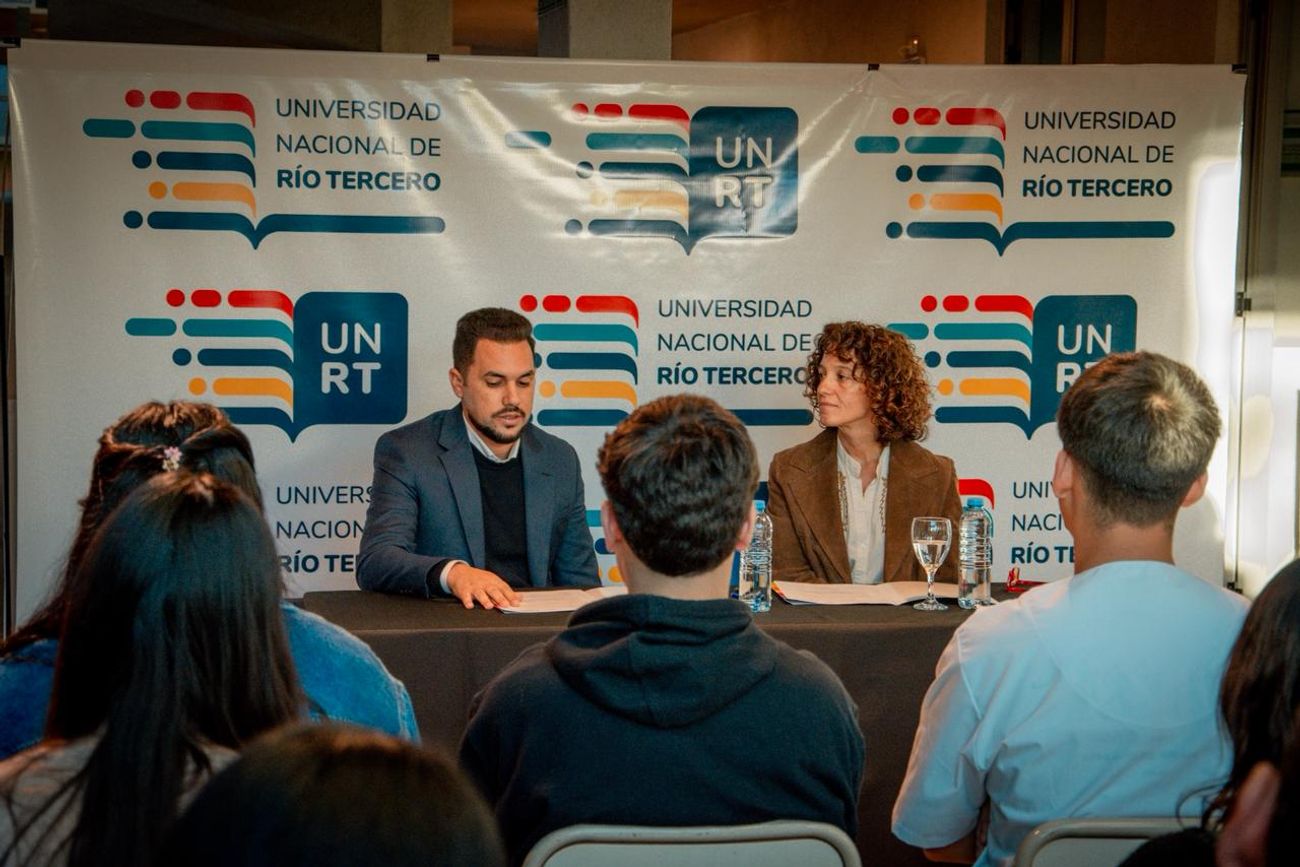 Firma de convenio por el boleto educativo gratuito, entre la Secretaria de Transportes de Córdoba y la Universidad Nacional de Río Tercero.