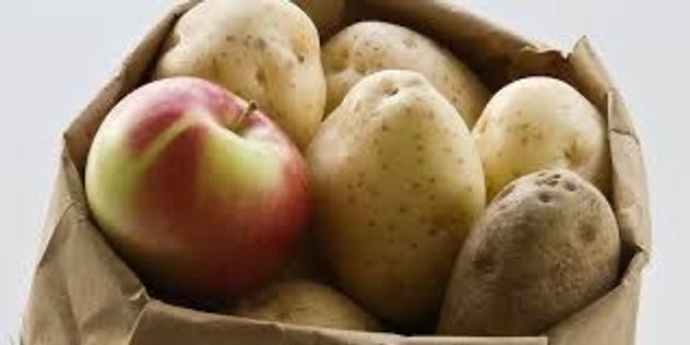 Por qué recomiendan poner una manzana con las papas y cómo ayuda a que duren más.