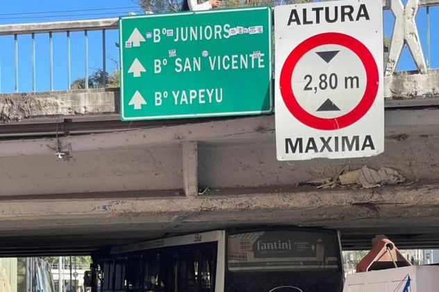 La señalización vial advierte que la altura máxima permitida para el paso de vehículos es de 2,80 metros