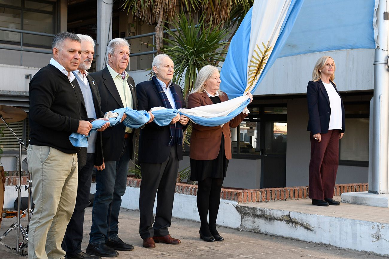 Acto oficial, juntos. La rectora Marisa Rovera, junto a la vicerrectora Nora Bianconi y los exrectores Roberto Seiler, Alberto Cantero, Marcelo Ruiz y Roberto Rovere.