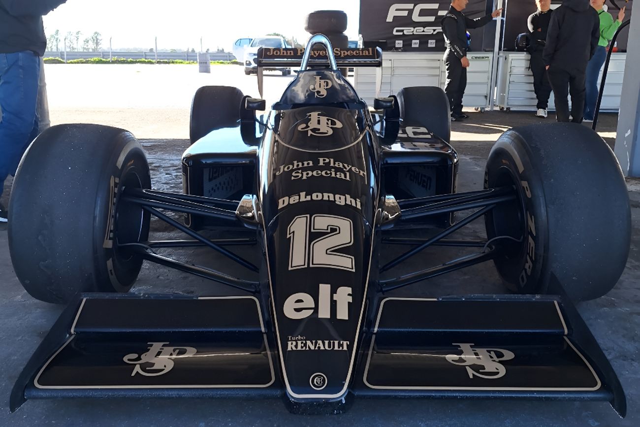El Lotus desarrollado por Crespi. Es una réplica del modelo con el que corrió Ayrton Senna en la temporada 1985 de la Fórmula 1.