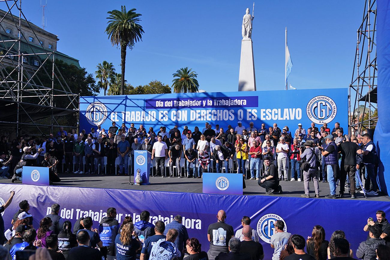 Movilización de la CGT en a la Plaza de Mayo en la previa del Día del Trabajador en rechazo a la reforma laboral y a la política económica del gobierno de Javier Milei.