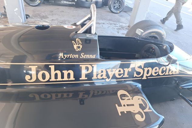 El Lotus desarrollado por Crespi. Es una réplica del modelo con el que corrió Ayrton Senna en la temporada 1985 de la Fórmula 1.
