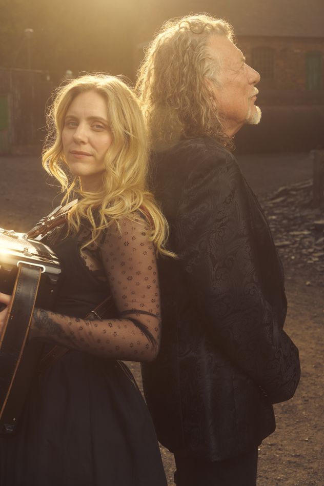 Robert Plant, junto a sus compañeros de "Saving Grace".