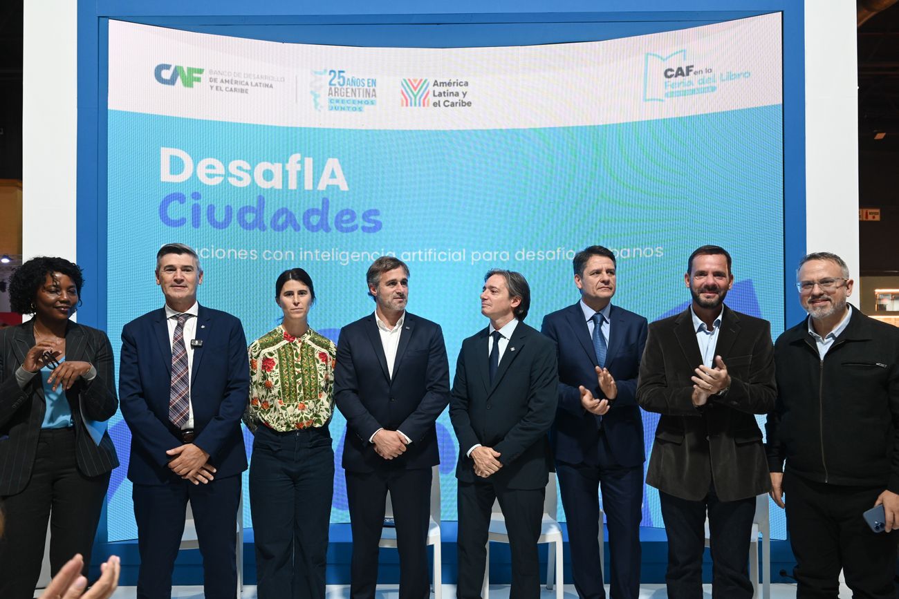 Daniel Passerini junto con otros intendentes en la firma del convenio con la CAF. 