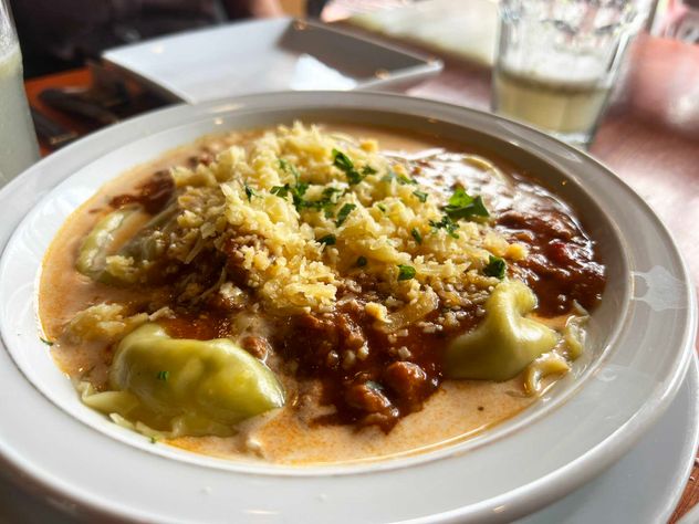 La Palmera, un resto bar bien popular en Monseñor Pablo Cabrera.