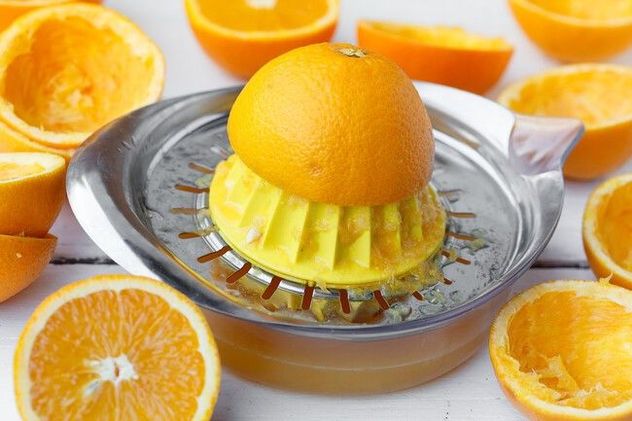 Cómo usar jugo de naranja para mantener las cucarachas lejos de casa.