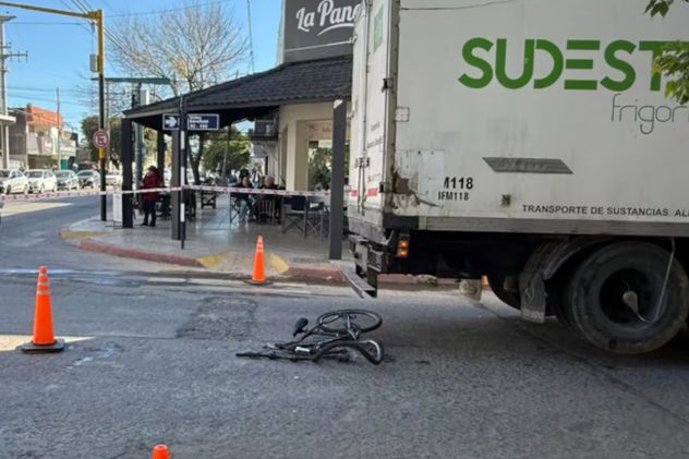 Una adolescente murió luego de ser atropellada por un camión